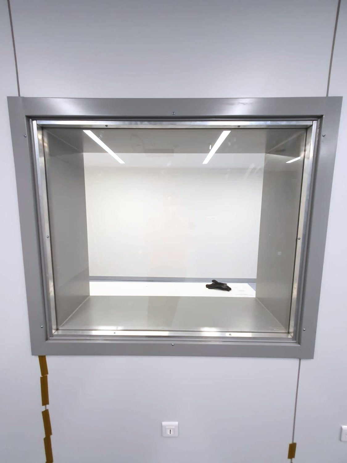 Sichtfensteranlage aus Bleiglas mit grauem Metallrahmen in Frontalansicht